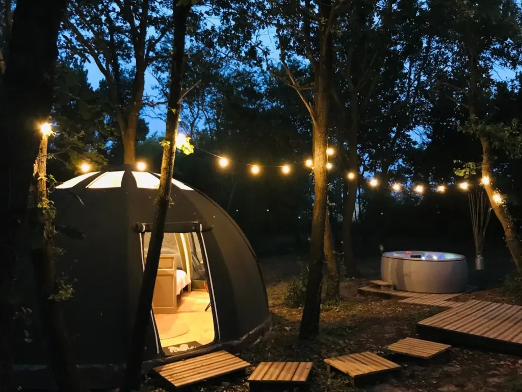 Ô Cocon du Lauragais : entrée du dôme sous les guirlandes lumineuses