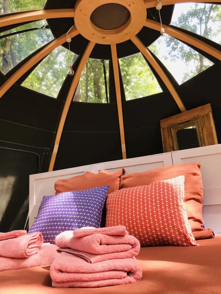 Ô Cocon du Lauragais : lit queen size dans le dôme