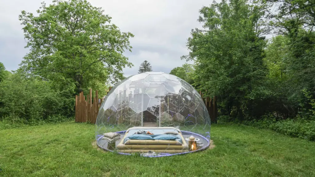 Ô Pays des Bois : dôme transparent au milieu d'une clairière