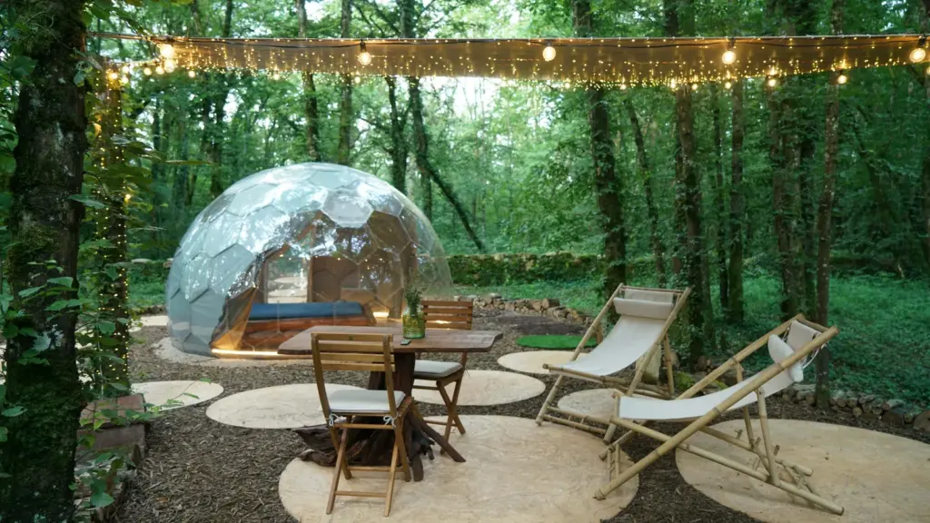Ô Pays des Bois : dôme et salon de jardin dans les bois