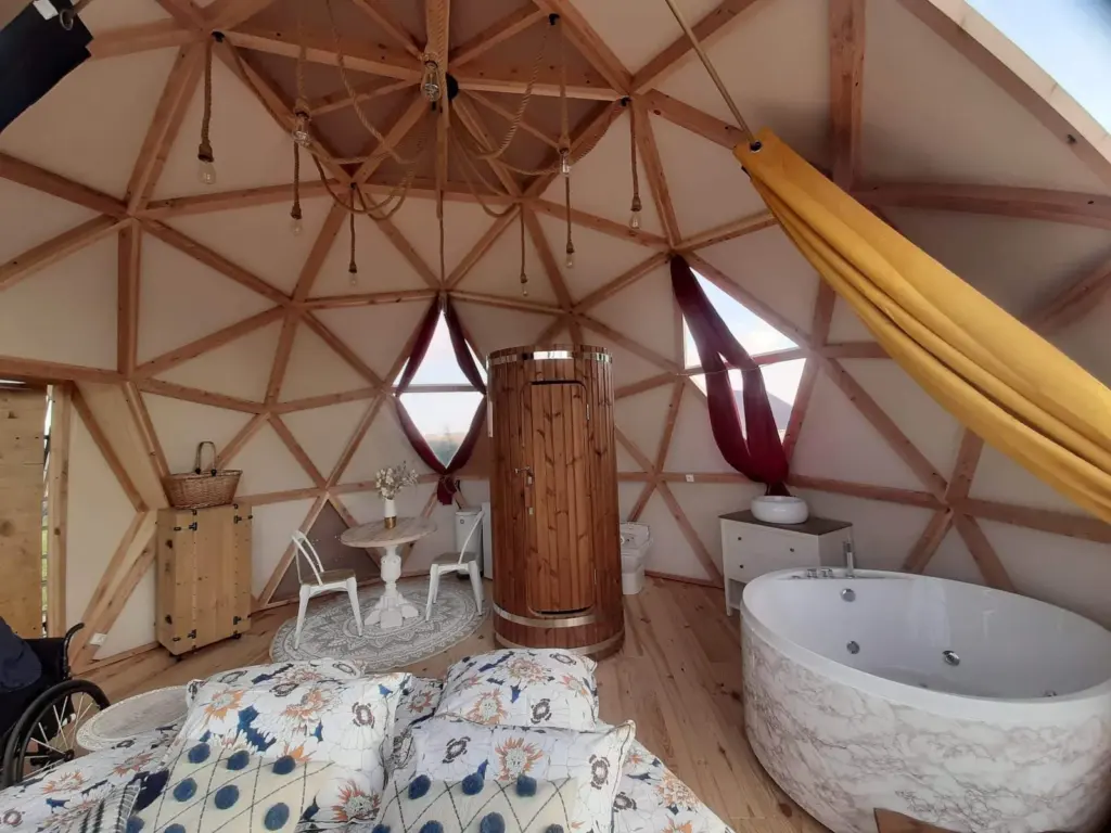 Ô Refuge Di'vin : intérieur du dôme et sa baignoire spa