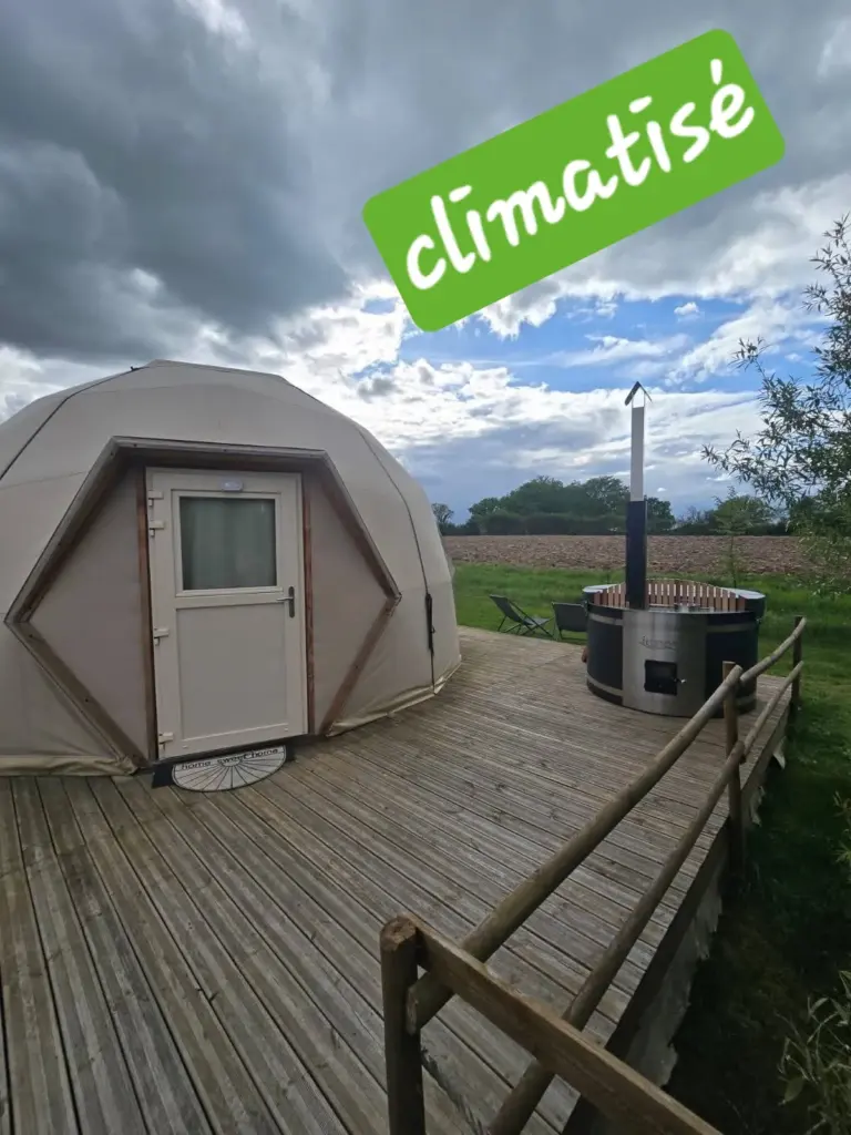 Ô Refuge Di'vin : dôme et sa terrasse en bois