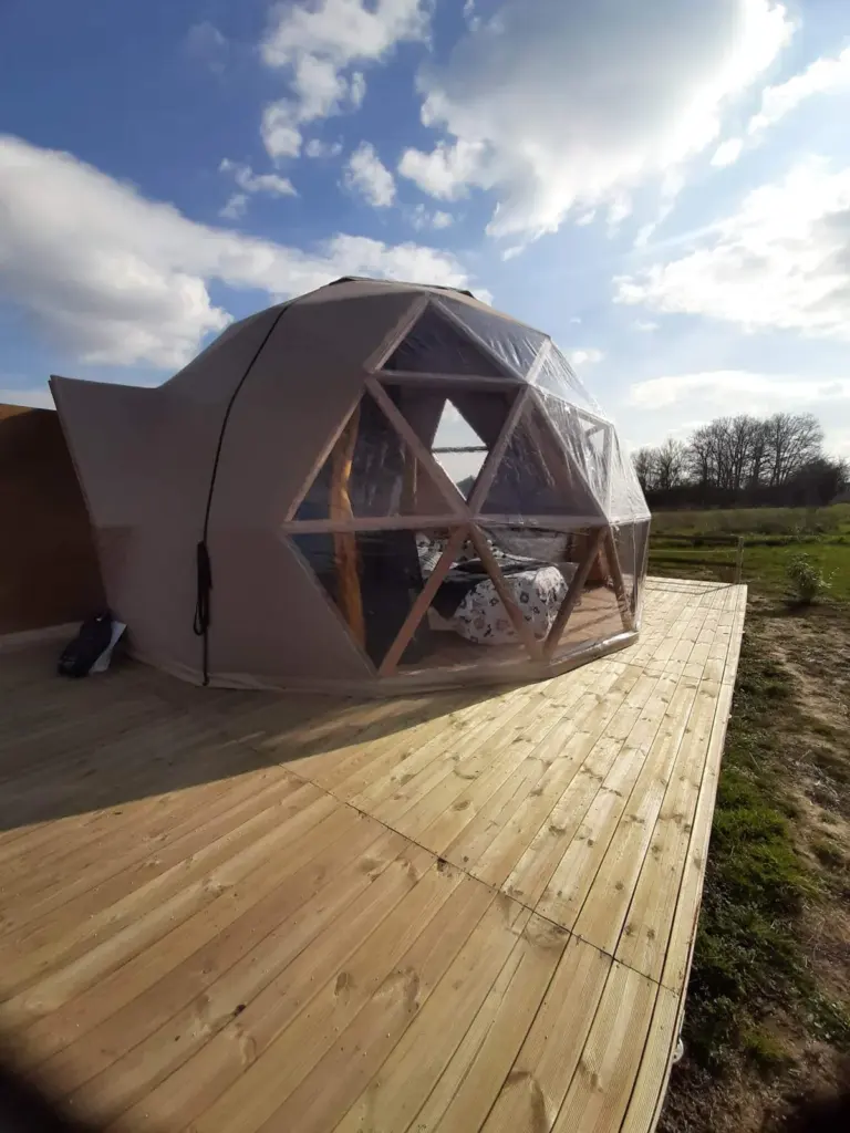 Ô Refuge Di'vin : dôme sur sa terrasse