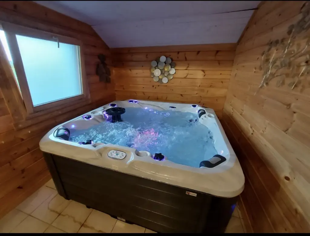 Ô Refuge Di'vin : jacuzzi de l'espace bien-être