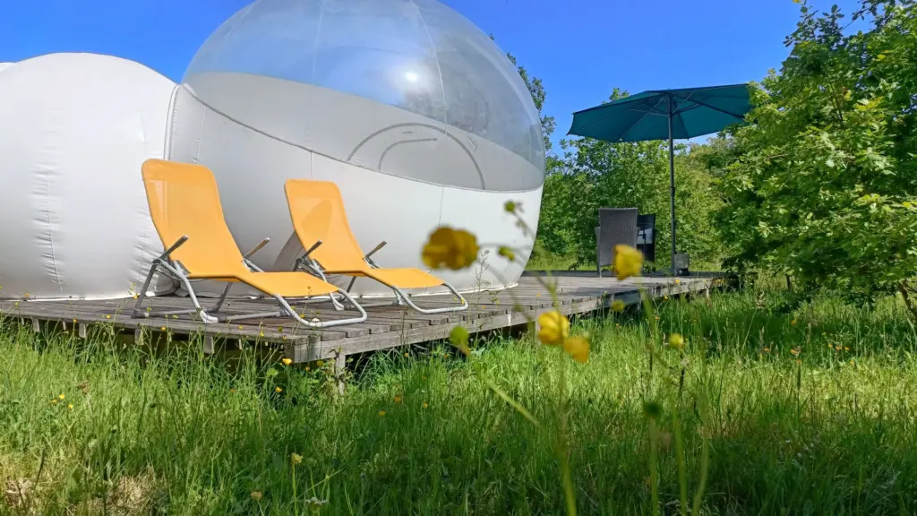 Pré en Bulles : bulle dans le pré avec transats sur la terrasse