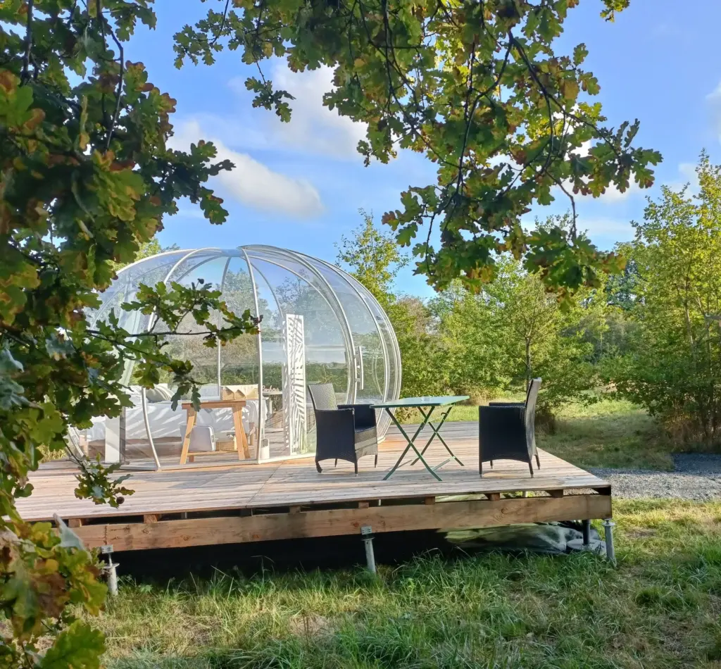 Pré en Bulles : bulle transparente sur sa terrasse en bois