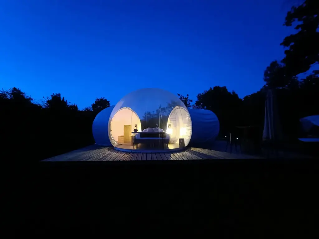 Pré en Bulles : bulle éclairée à la nuit tombée