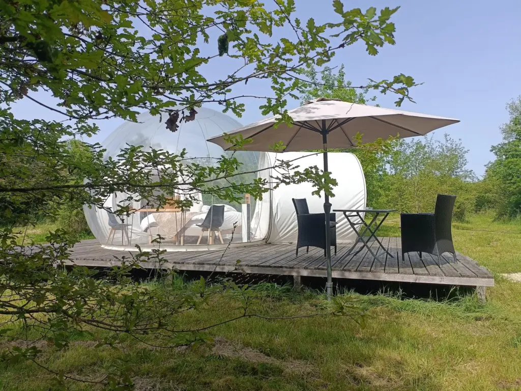 Pré en Bulles : terrasse avec parasol devant la bulle