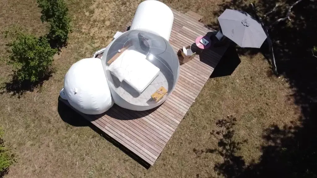 Pré en Bulles : vue du ciel de la bulle et de sa terrasse