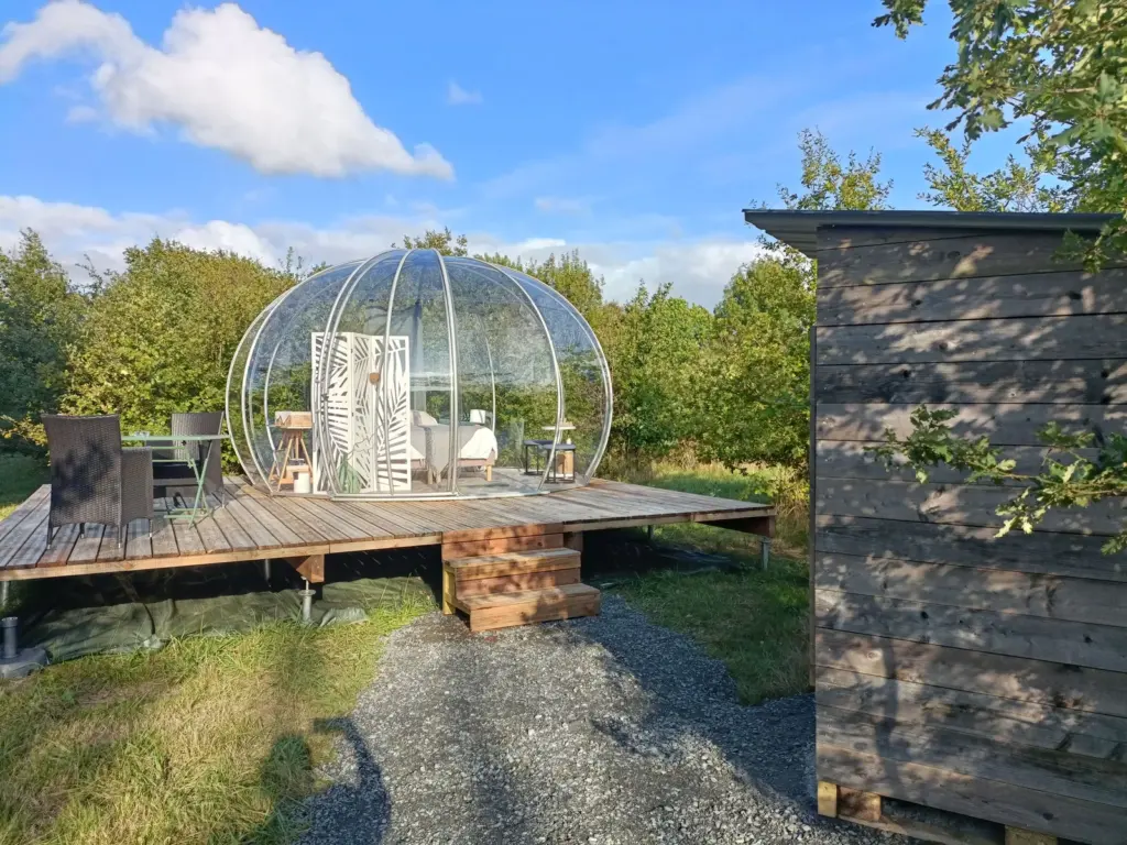 Pré en Bulles : bulle et cabanon au milieu de la prairie
