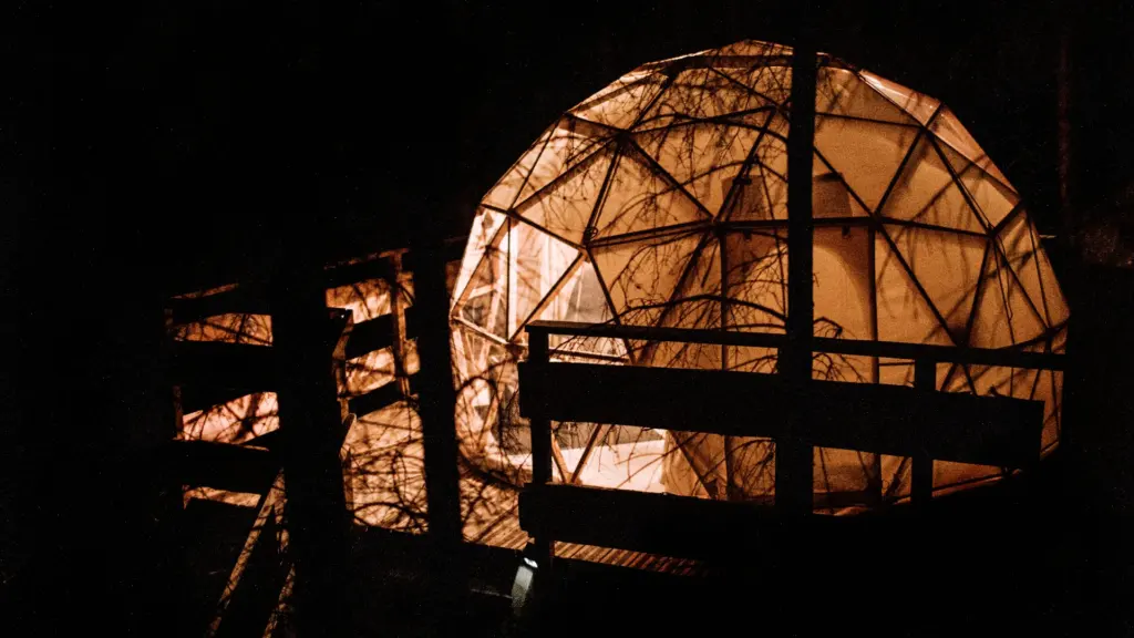 Saveurs Vosgiennes : dôme éclairé la nuit dans la forêt