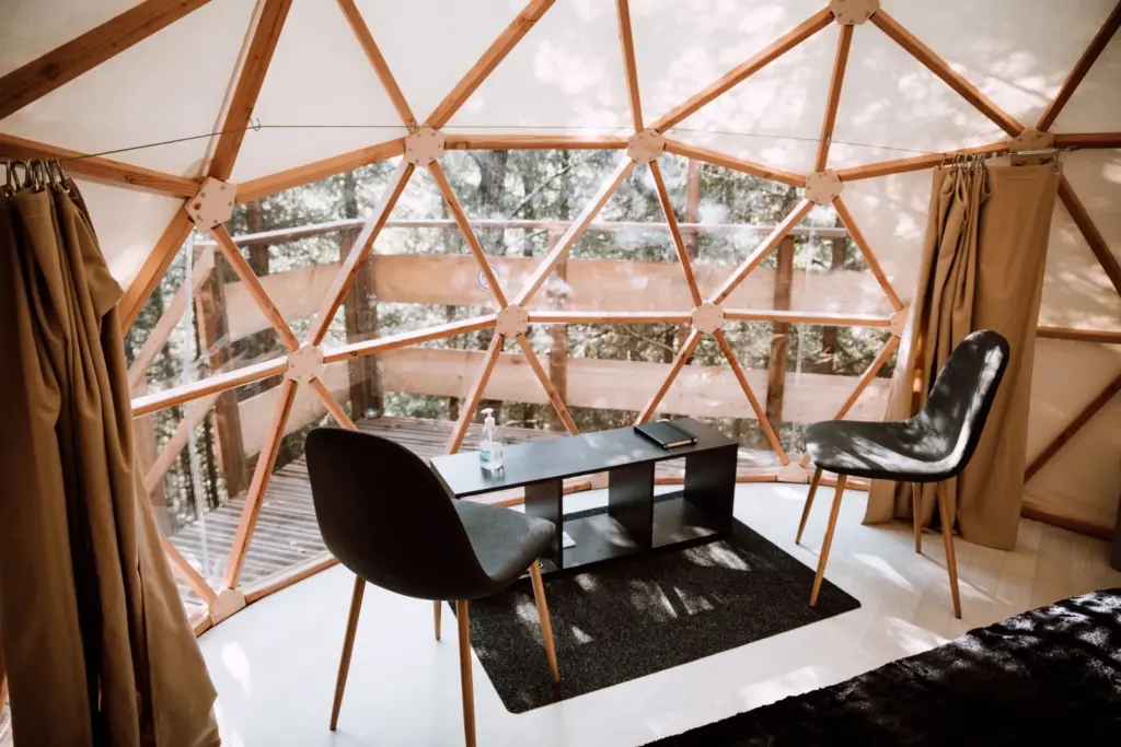 Saveurs Vosgiennes : intérieur du dôme et sa baie panoramique