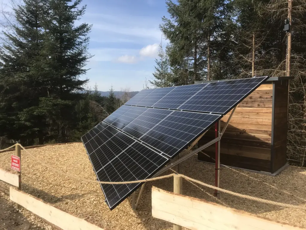 Saveurs Vosgiennes : panneaux solaires du dôme autonome