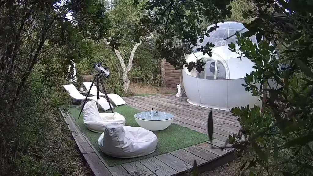 Strada di Stella : bulle, télescope et poufs sur la terrasse dans le maquis