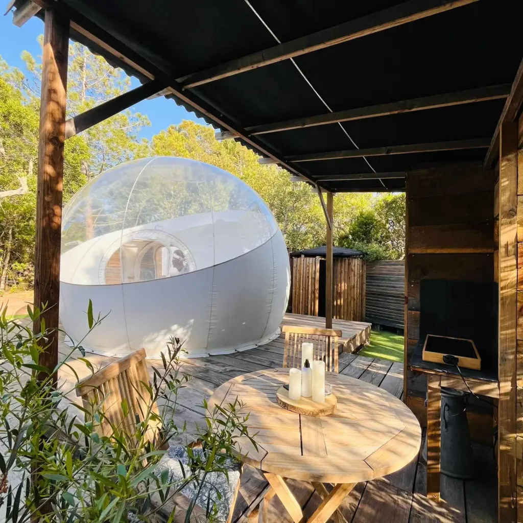 Strada di Stella : bulle et coin repas sous la pergola
