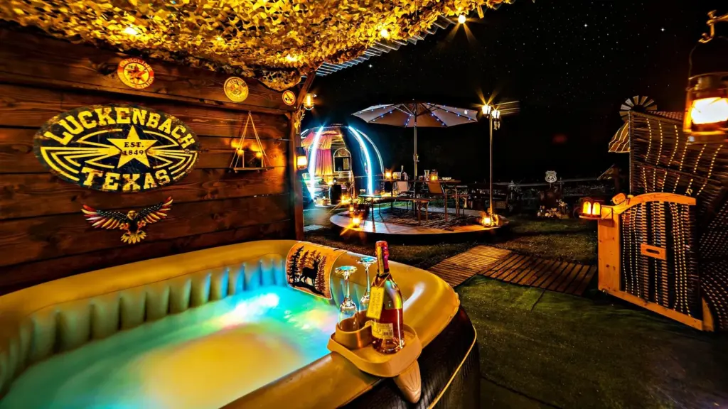 West Adventure : spa privatif éclairé la nuit