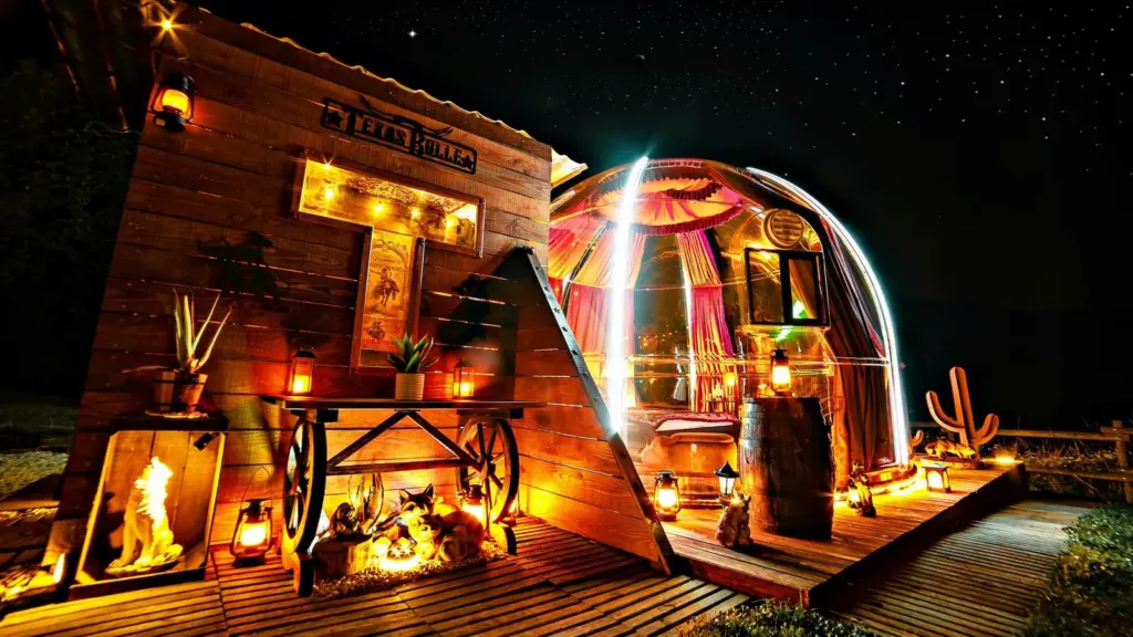 West Adventure : bulle illuminée le soir