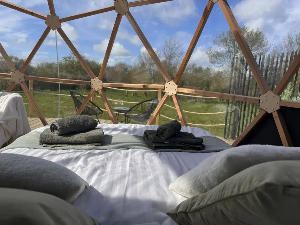 Géode Étoilée : lit sous les triangles transparents