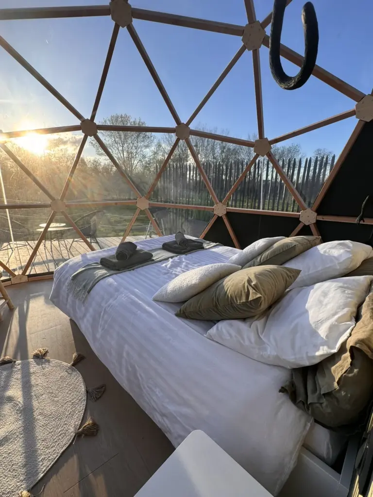 Géode Étoilée : le ciel au-dessus du lit