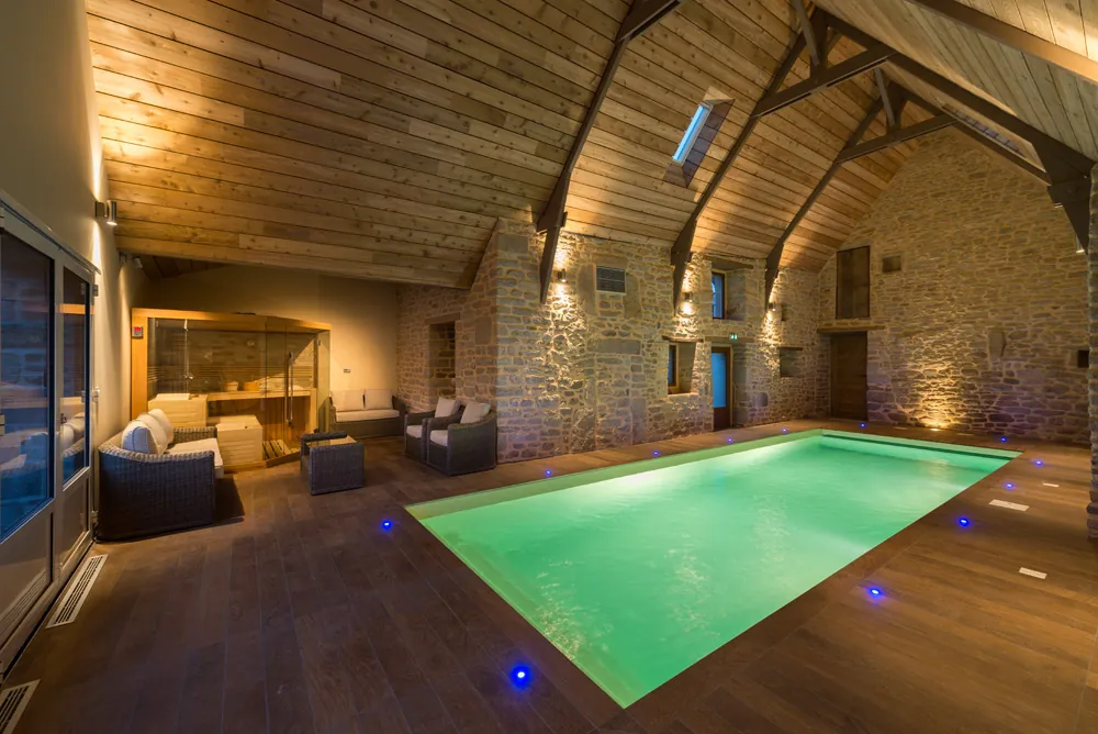 Vallée de Pratmeur : piscine intérieure du domaine