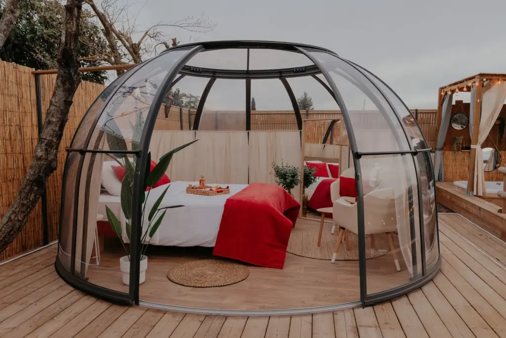 Vignabulle : bulle transparente sur sa grande terrasse