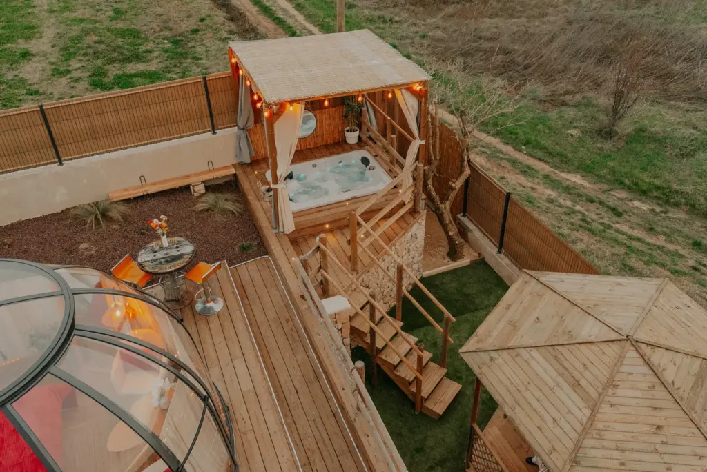 Vignabulle : vue d'ensemble de la terrasse et du spa
