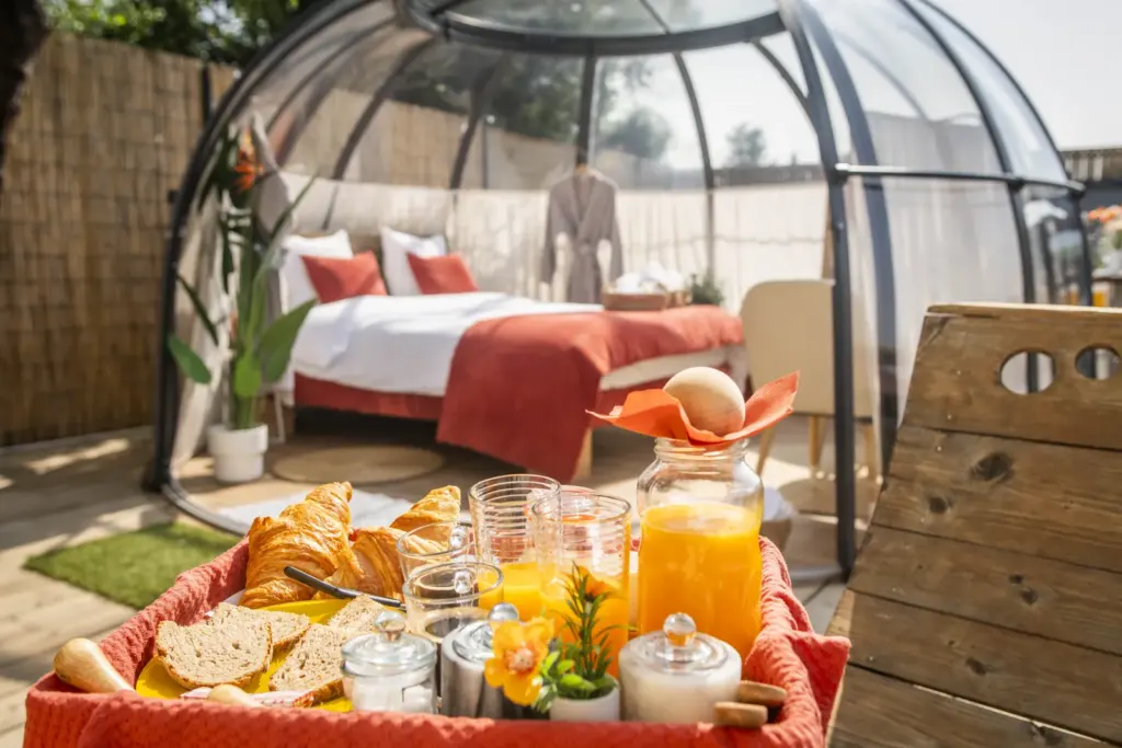 Vignabulle : petit-déjeuner servi devant le lit